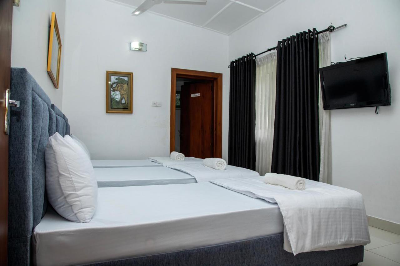 Funk Bunks - By The Lake Kandy Extérieur photo