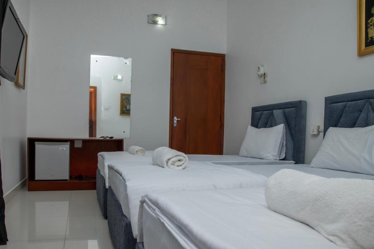 Funk Bunks - By The Lake Kandy Extérieur photo