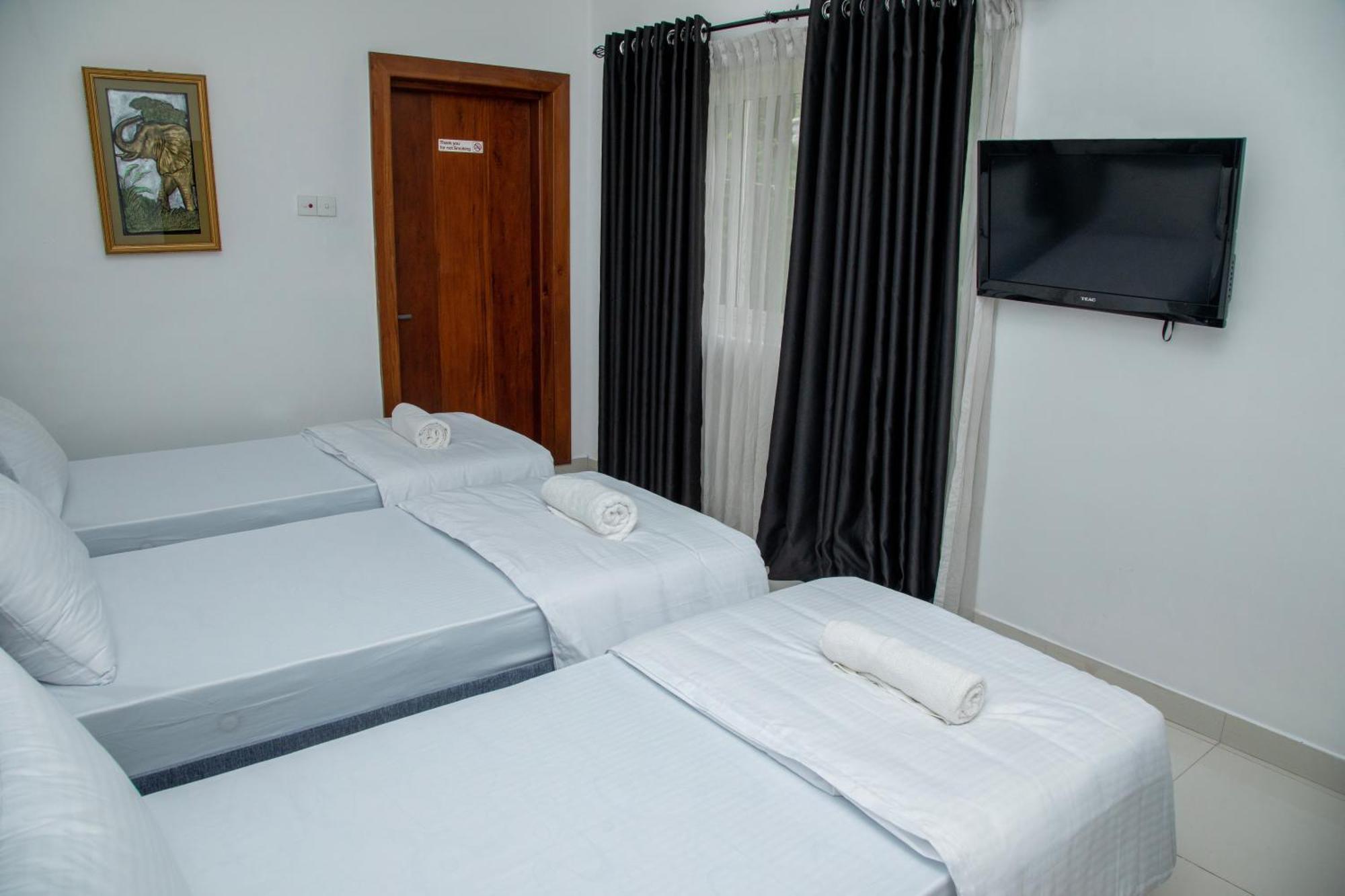 Funk Bunks - By The Lake Kandy Extérieur photo