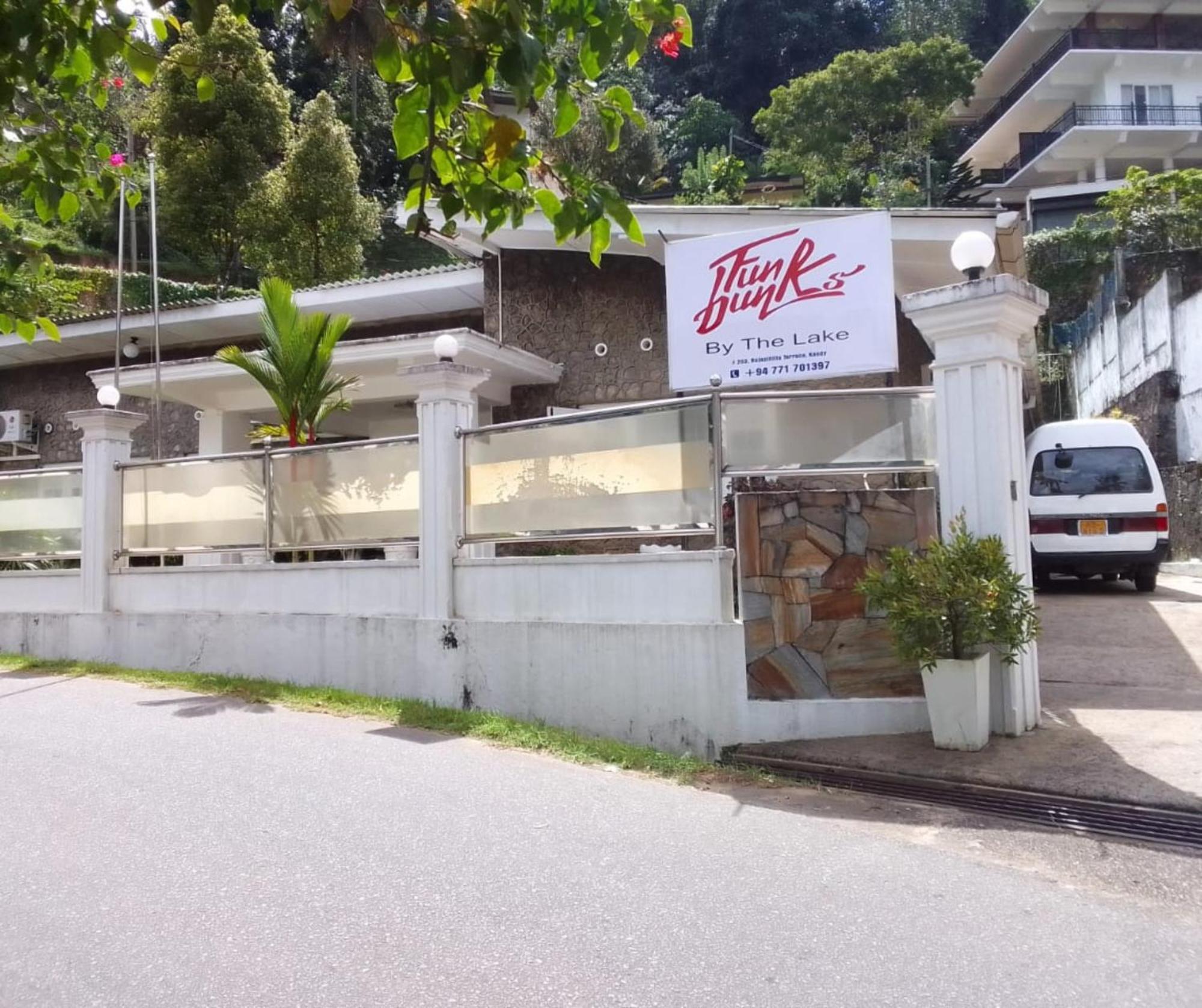 Funk Bunks - By The Lake Kandy Extérieur photo