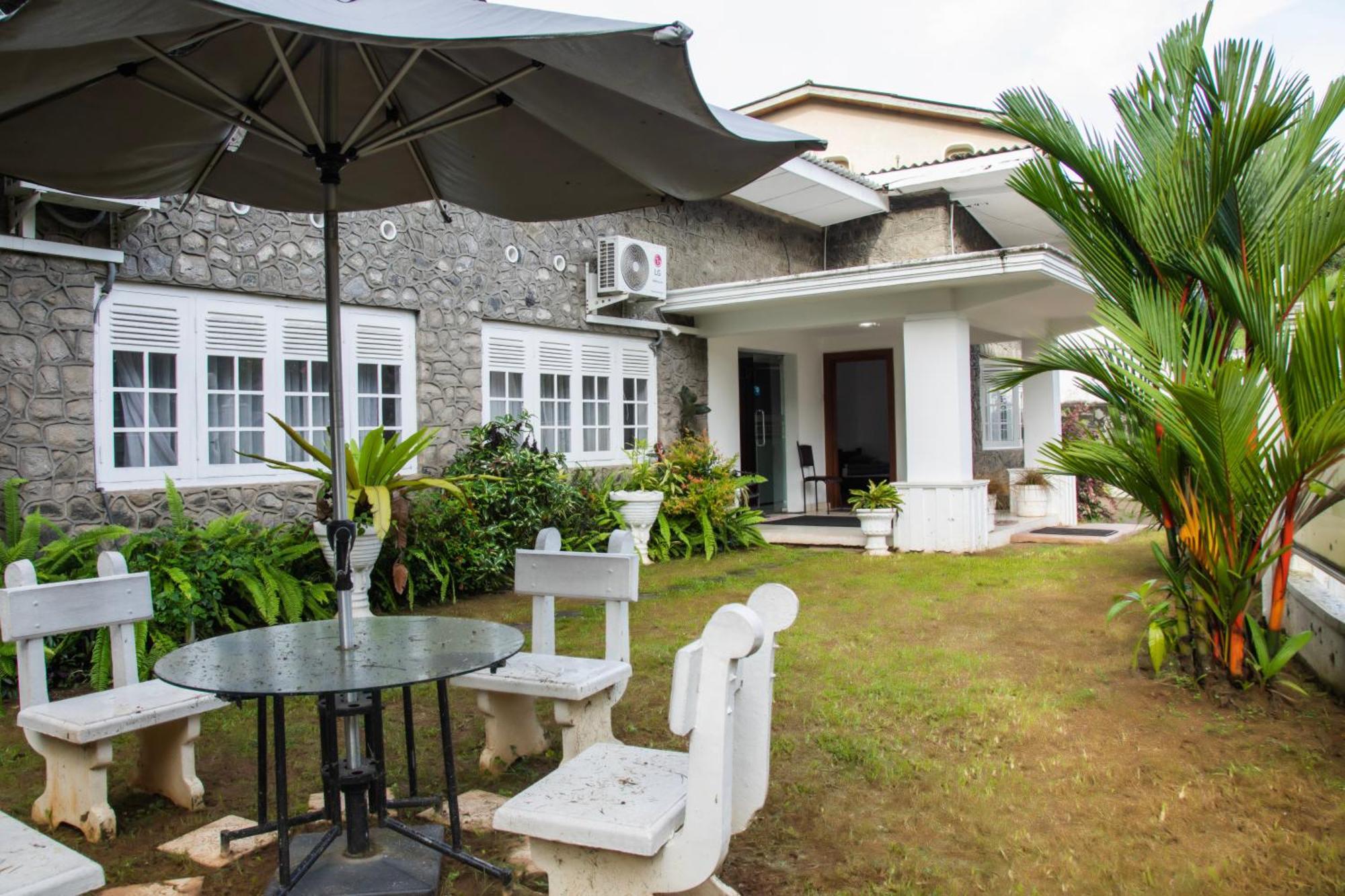 Funk Bunks - By The Lake Kandy Extérieur photo