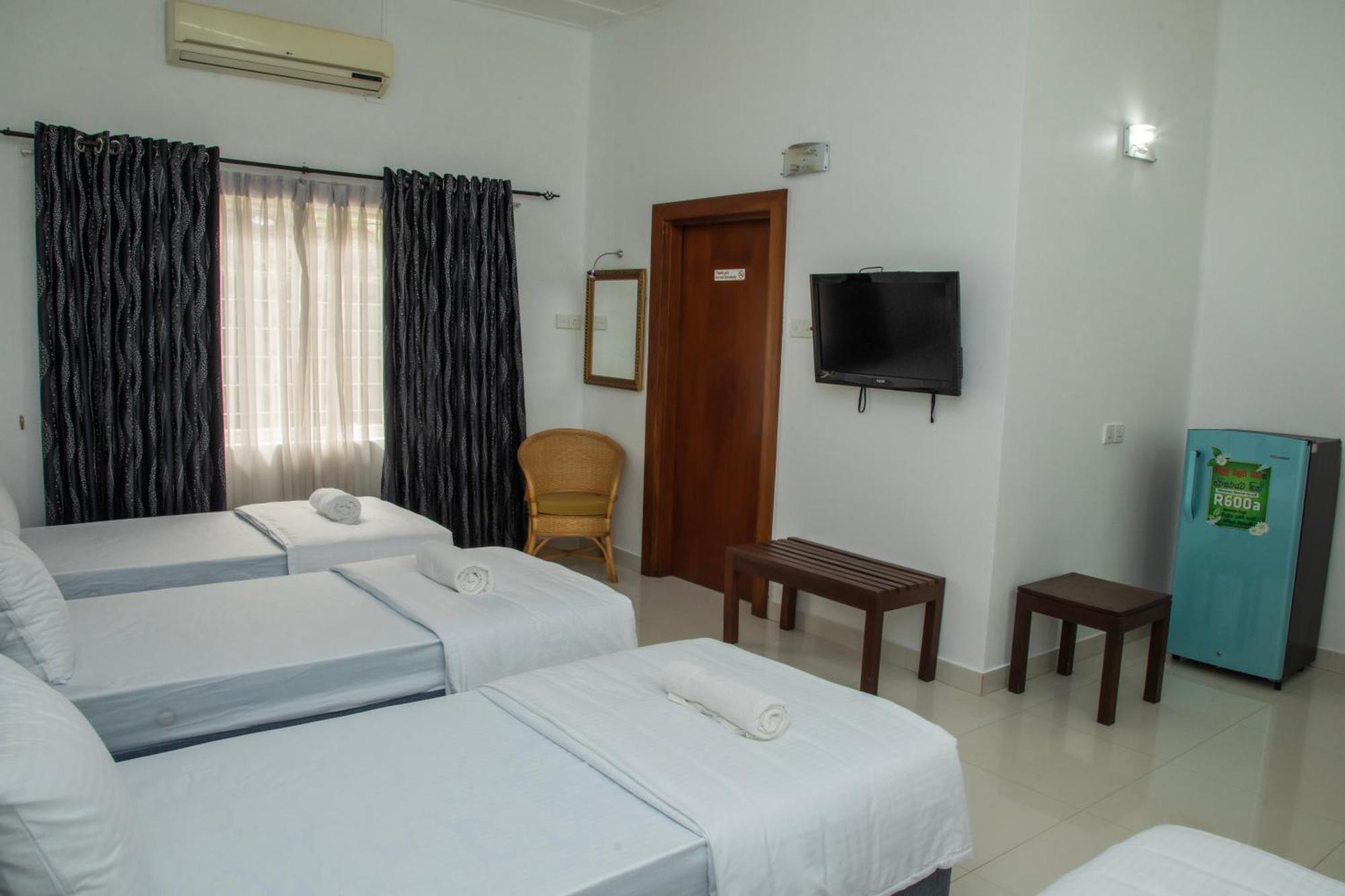 Funk Bunks - By The Lake Kandy Extérieur photo