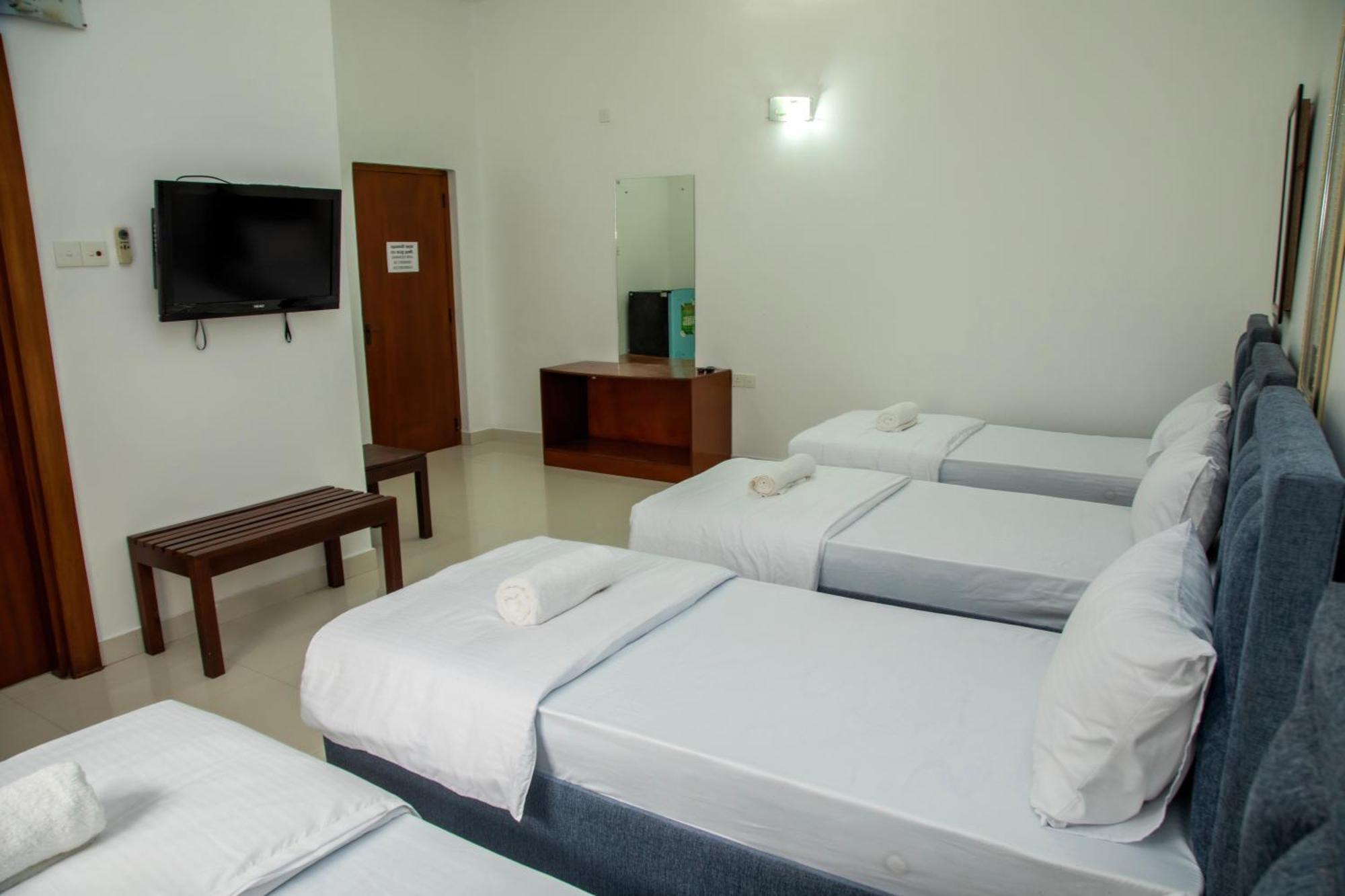 Funk Bunks - By The Lake Kandy Extérieur photo